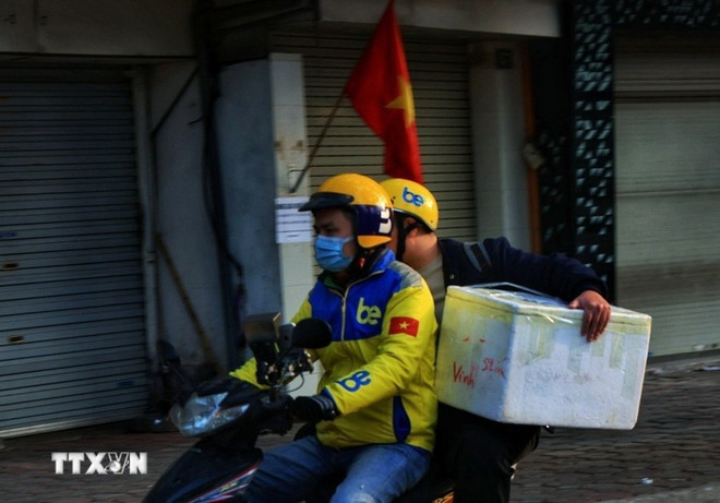 According to a survey conducted by the institute in 2023, each e-hailing driver in the city travels an average of 80-120 kilometres daily, three to four times more than ordinary citizens. (Illustrative photo: VNA) xe-om-cong-nghe.jpg