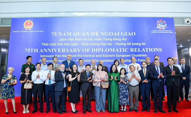 pho-thu-tuong-tran-hong-ha-voi-cac-dai-bieu-anhttxvn.jpg