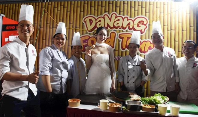 Da Nang Tourism Ambassador, Miss International 2024 Huynh Thi Thanh Thuy spreads Da Nang cuisine at the Da Nang Food Tour 2025. (Photo: VNA) sp-1.jpg