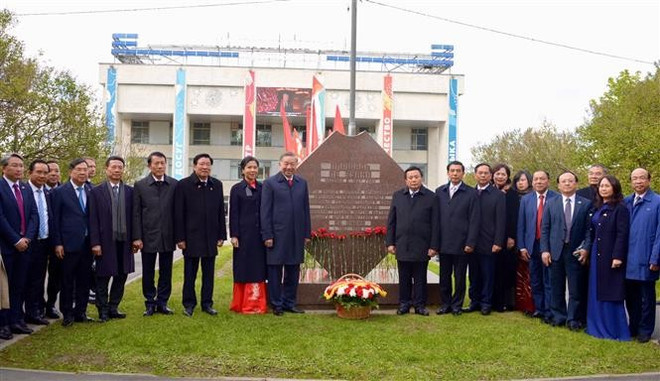 Party General Secretary To Lam, his spouse, and the high-ranking Vietnamese delegation at the Le Duan Square in Moscow on May 10. (Photo: VNA) vna-potal-tong-bi-thu-to-lam-dat-hoa-tai-bien-luu-danh-tong-bi-thu-le-duan-o-moskva-8024746.jpg
