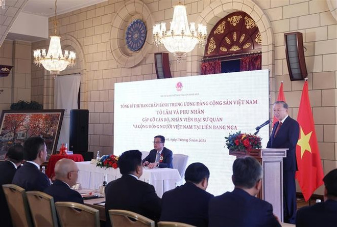 Party General Secretary To Lam speaks at the meeting with the Vietnamese embassy's staff and representatives of the Vietnamese community in Russia on May 11. (Photo: VNA) vna-potal-tong-bi-thu-to-lam-va-phu-nhan-gap-go-cong-dong-nguoi-viet-tai-lb-nga-8025682.jpg