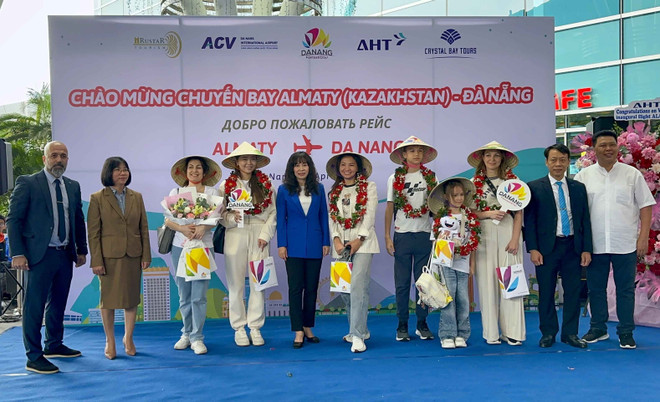 On April 2, 2025, Vietjet Air flight VJ52 using A330/300 aircraft from Almaty (Kazakhstan) lands at Da Nang International Airport, bringing nearly 300 international passengers to visit and experience tourism services in Da Nang city (Photo: VNA) vna-potal-da-nang-don-duong-bay-truc-tiep-den-tu-kazakhstan-7949409.jpg