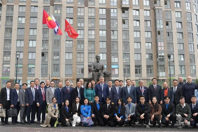 The Vietnamese delegation at the monument to President Ho Chi Minh in Saint Petersburg. (Photo: VNA) le-thanh-long-tai-spief-28-hcm-monument.jpg