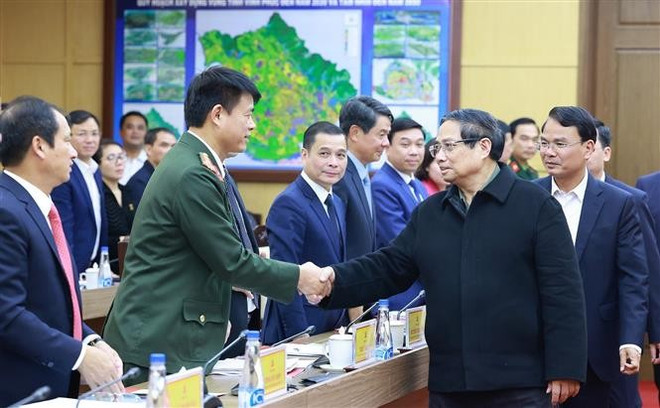 Prime Minister Pham Minh Chinh meets with Vinh Phuc authorities (Photo: VNA) vna-potal-thu-tuong-lam-viec-voi-lanh-dao-tinh-vinh-phuc-7915846.jpg