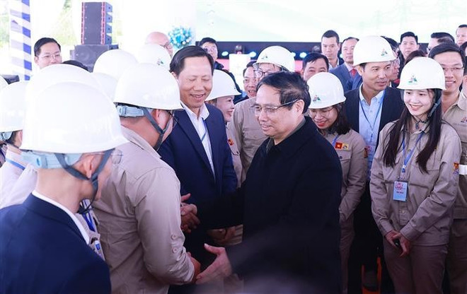 Prime Minister Pham Minh Chinh meets with workers of the 500 kV Lao Cai – Vinh Yen transmission line project (Photo: VNA) vna-potal-thu-tuong-du-le-khoi-cong-du-an-duong-day-500kv-lao-cai-vinh-yen-7915564.jpg