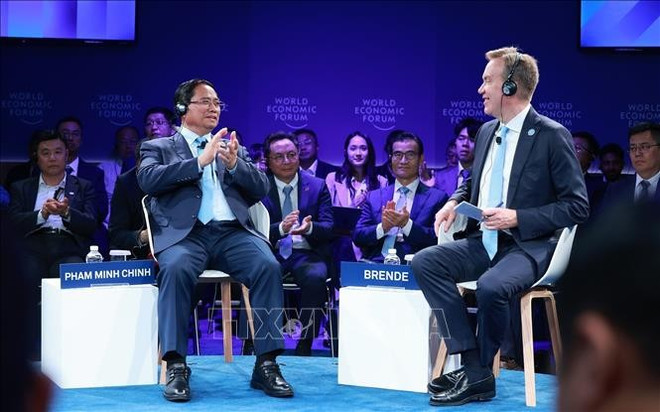 Prime Minister Pham Minh Chinh (L) and President and CEO of the World Economic Forum (WEF) Borge Brende at the event (Photo: VNA) 2vna-pham-minh-chinh-borge-brende-wef-tianjin-policy-dialogue-on-vietnam.jpg