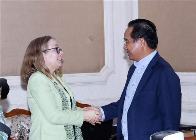 Chairman of the Ho Chi Minh City People’s Committee Nguyen Van Duoc (right) shakes hands with Sarah Kemp, Vice President of International Government Affairs at Intel Corporation (Photo: VNA) nguyen-van-duoc.jpg