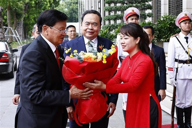 Vietnamese NA Chairman Tran Thanh Man (C) welcomes Party General Secretary and President of Laos Thongloun Sisoulith. (Photo:V NA)