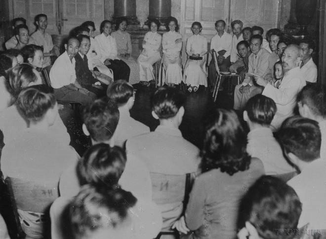 President Ho Chi Minh meets with overseas Vietnamese in France who return to participate in national construction in October 1956. (Photo: VNA)