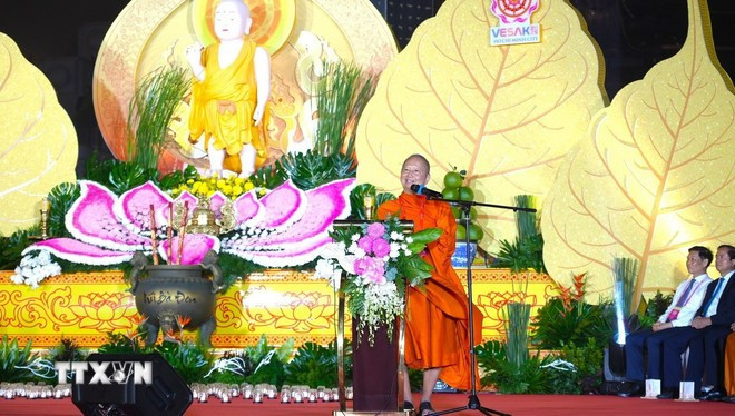 Most Venerable Prof. Dr. Phra Brahmapundit, President of the International Council for the Day of Vesak, speaks at the ceremony. (Photo: VNA) vs2.jpg