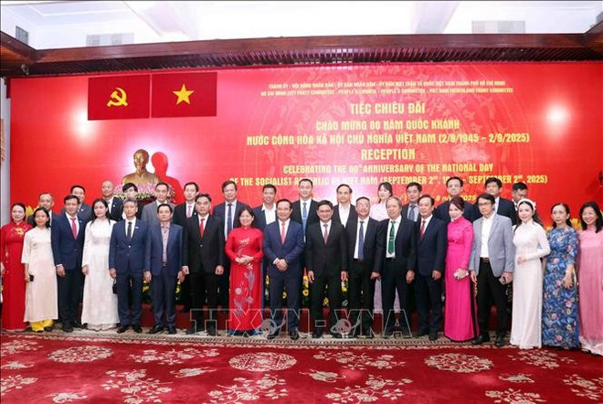 Participants pose for a group photo at the event. (Photo: VNA)