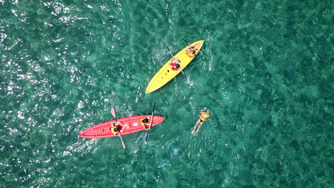 SUP rowing in Phu Quoc (Photo: Sun Group) cheo-sup-phu-quoc.jpg
