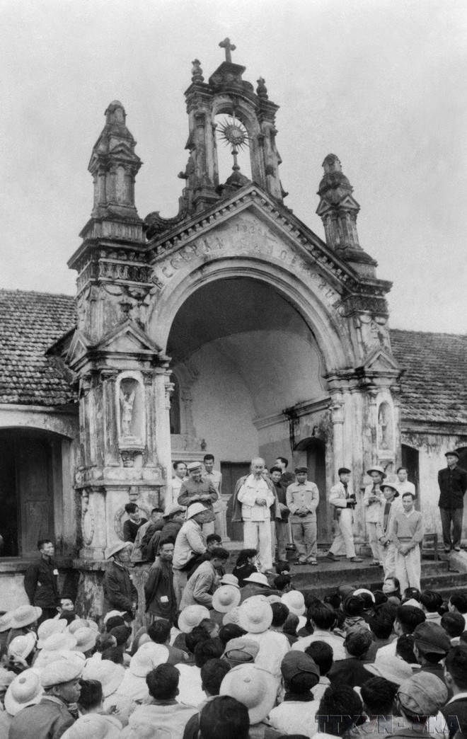 President Ho Chi Minh meets with Catholic followers in Thach Bich village, Bich Hoa commune, Thanh Oai district, Ha Dong province ( Hanoi today) on December 5, 1959. (Photo: VNA)