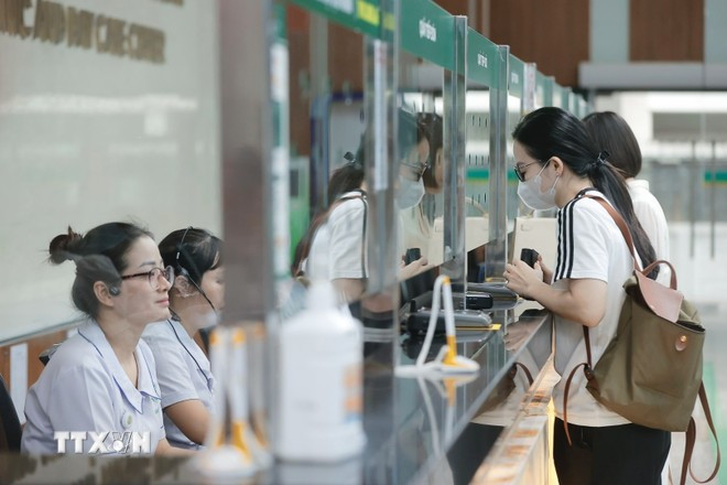 People register medical treatment and examination services at a hospital. (Photo: VNA) kham-benh.jpg