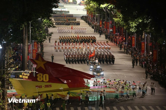 Nearly 16,000 officers and soldiers take part in the main event at the Ba Dinh Square. (Photo: VNA) parade-2.jpg