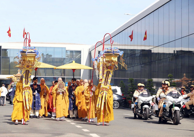 Shakyamuni Buddha’s sacred relics are transported from the Tan Son Nhat International Airport to the Vietnam Buddhist Academy in HCM City. (Photo: VNA) vna-potal-don-xa-loi-duc-phat-thich-ca-tu-an-do-den-viet-nam-8009110.jpg