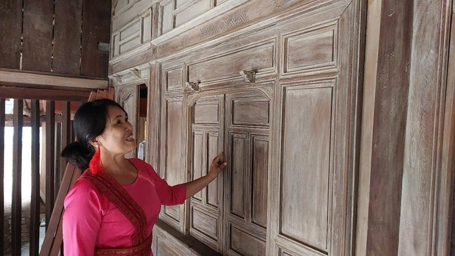 The 56-year-old Chau Thi Tinh visit a Cham house at the Vietnam Museum of Ethnology. (Photo: VietnamPlus) nhacham.jpg
