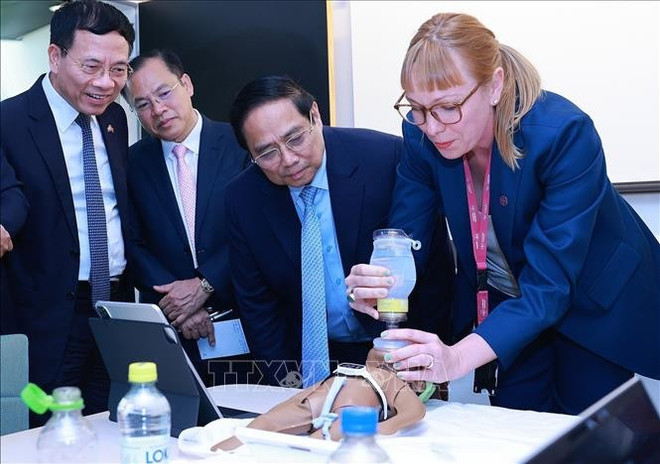 PM Pham Minh Chinh observes a neonatal emergency care simulation conducted using the technologies developed by the Karolinska Institutet. (Photo: VNA) in.jpg