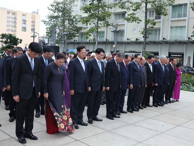 The delegation observes a moment of silence in memory of President Ho Chi Minh at his park (Photo: VNA) geg.jpg