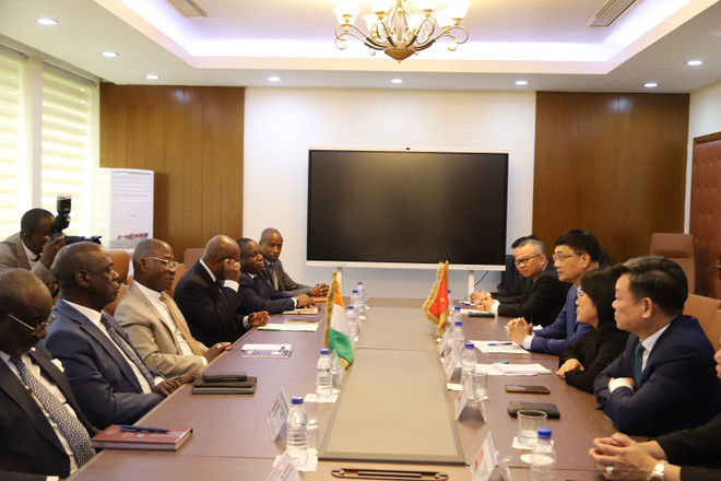 At a working session between Vice Chairman of the National Assembly (NA) Vu Hong Thanh and Minister of Foreign Affairs, African Integration and Ivorians Abroad Kacou Houadja Léon Adom. (Photo: VNA) vna-potal-hoat-dong-cua-pho-chu-tich-quoc-hoi-vu-hong-thanh-tai-cote-divoire-8145626.jpg