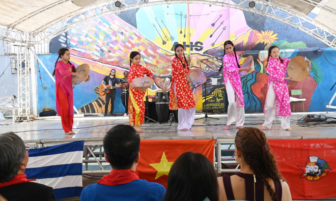 The conical hat dance performance at the Cuba-Vietnam friendship festival. (Photo: VNA) non.jpg