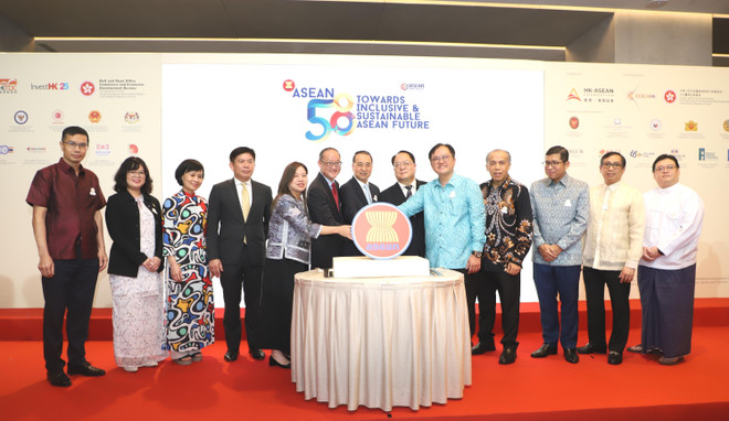 Representatives of the organisers and the consulates general of ASEAN countries cut a cake to celebrate the 58th founding anniversary of ASEAN. (Photo: VNA)
