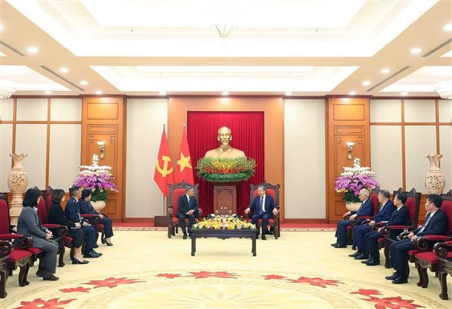 Party General Secretary To Lam (right) hosts a reception for Philippine Ambassador to Vietnam Meynardo Los Banos Montealegre in Hanoi on April 24. (Photo: VNA) vna-potal-tong-bi-thu-to-lam-tiep-dai-su-philippines-7993059.jpg