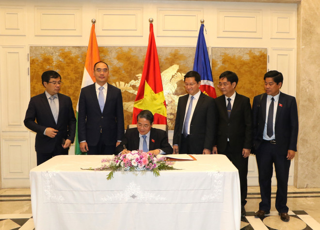 National Assembly Vice Chairman Nguyen Duc Hai writes in a guestbook at Vietnamese Embassy in New Delhi (Photo: VNA) nguyen-duc-hai-2.jpg