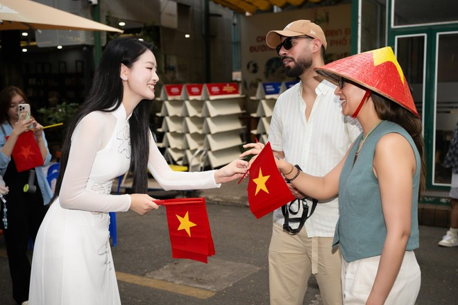 International tourists receive national flags at Ho Chi Minh City’s Book Street. (Photo: VietnamPlus) a-hau-bui-khanh-linh-4-5032.jpg