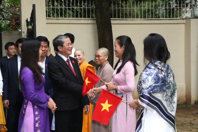 NA Vice Chairman Nguyen Duc Hai visits Vietnamese Embassy in Colombo (Photo: VNA) vietnamese-embassy-in-sri-lanka.jpg