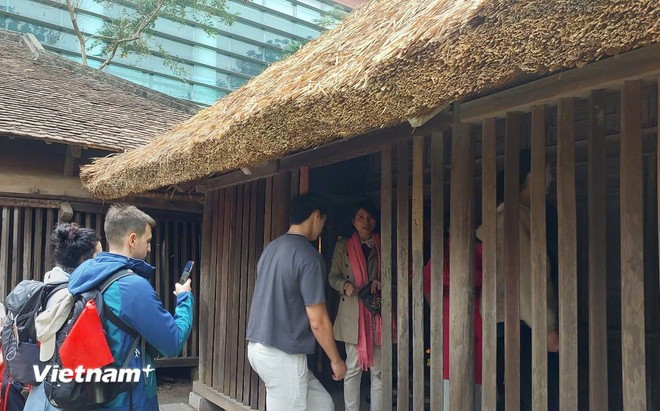 Foreign tourists visit Cham houses at the Vietnam Museum of Ethnology. (Photo: VietnamPlus) nhacham1.jpg