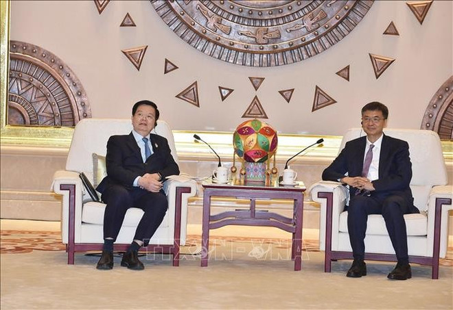 Deputy Prime Minister Mai Van Chinh (L) meets with Chen Gang, member of the Communist Party of China (CPC) Central Committee and Secretary of the CPC Committee of the Guangxi Zhuang Autonomous Region. (Photo: VNA)