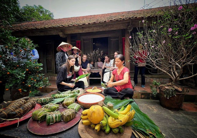 Foreigners learn to make traditional square rice cake in Hanoi (Photo: VNA) chu.jpg