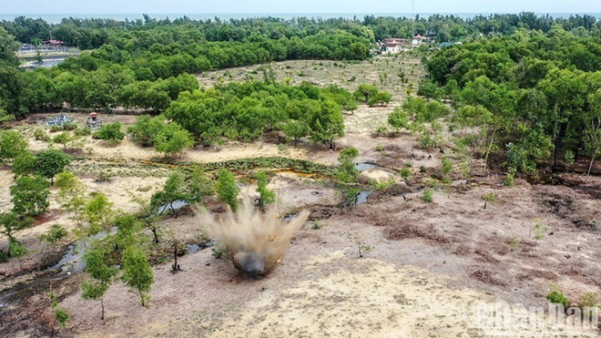 A bomb and mine clearance activity in Quang Tri province. (Photo: https://nhandan.vn/) uxo2.jpg