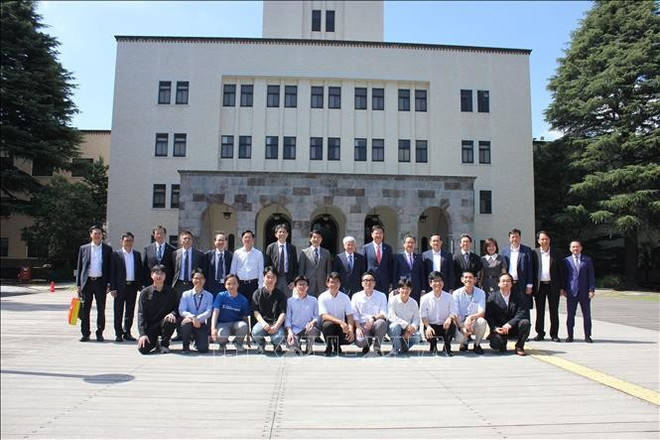 The Vietnamese delegation and students at the Tokyo University of Science (Photo: VNA) he.jpg