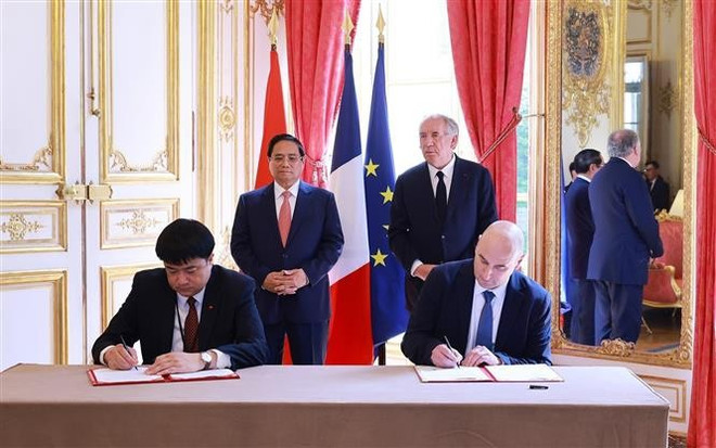 Vietnamese Prime Minister Pham Minh Chinh and his French counterpart Francois Bayrou witness the signing of a Memorandum of Understanding between the Vietnam Academy of Science and Technology, and the French Alternative Energies and Atomic Energy Commission. (Photo: VNA) vna-potal-thu-tuong-pham-minh-chinh-hoi-dam-voi-thu-tuong-phap-francois-bayrou-8084265.jpg