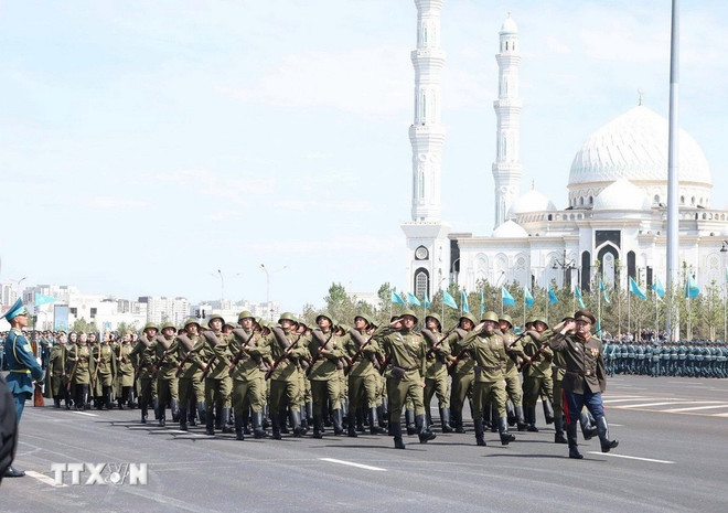Kazakh military forces join the parade. (Photo: VNA) jy.jpg