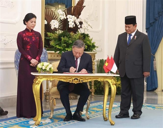 Party General Secretary To Lam signs the guestbook at the Presidential Palace in Jakarta on March 10 (Photo: VNA) vna-potal-le-don-chinh-thuc-tong-bi-thu-to-lam-va-phu-nhan-tham-cap-nha-nuoc-toi-cong-hoa-indonesia-7905046.jpg
