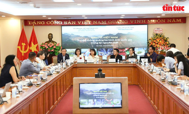 An overview of the roundtable themed “Defining Vietnam: Promoting the Nation's Image in the New Era”. (Photo: VNA) toa-dam.jpg
