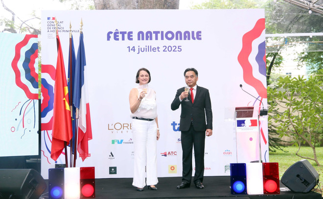 Vice Chairman of the Ho Chi Minh City People’s Committee Nguyen Loc Ha (right) and French Consul General in Ho Chi Minh City Emmanuelle Pavillon-Grosser raise a toast in celebration of France’s Bastille Day. (Photo: VNA) toute.jpg
