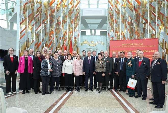 Party General Secretary To Lam and delegates pose for a group photo at the meeting (Photo: VNA) to-lam3.jpg