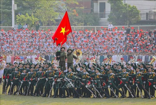 An artistic performance reenacting the image of the "Determination to Fight - Determination to Win" flag of the Vietnam People's Army flying on the roof of the De Castries bunker at the 70th Anniversary of Dien Bien Phu Victory on May 7, 2024. (Photo: VNA) uuidd63f0c62-088a-4014-ac53-28f11a633c7dcode001library1type1mode1loctruecaptrue.jpg