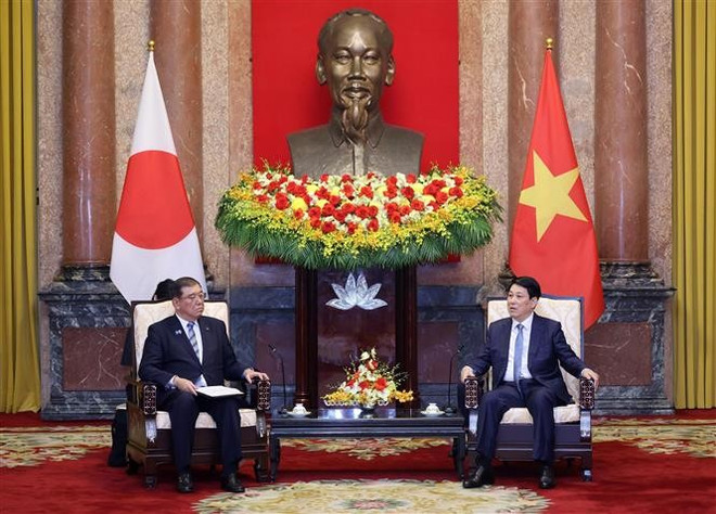 State President Luong Cuong (right) hosts a reception in Hanoi on April 28 morning for Japanese Prime Minister Ishiba Shigeru. (Photo: VNA) hoi-kien.jpg