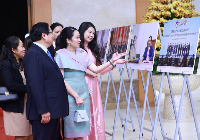 Prime Minister Pham Minh Chinh and Prime Minister of Thailand Paetongtarn Shinawatra visit the photo exhibition on cooperation between the two countries by the Vietnam News Agency. (Photo: VNA) vna-potal-hai-thu-tuong-viet-nam-va-thai-lan-tham-quan-trung-bay-anh-va-cac-san-pham-thu-cong-my-nghe-8034561.jpg