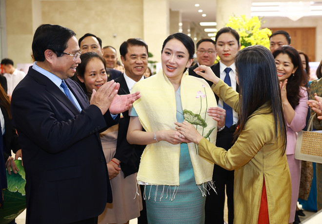Vietnamese artisans present traditional hand-embroidered products to Thai Prime Minister Paetongtarn Shinawatra. (Photo: VNA) vna-potal-hai-thu-tuong-viet-nam-va-thai-lan-tham-quan-trung-bay-anh-va-cac-san-pham-thu-cong-truyen-thong-8034566.jpg