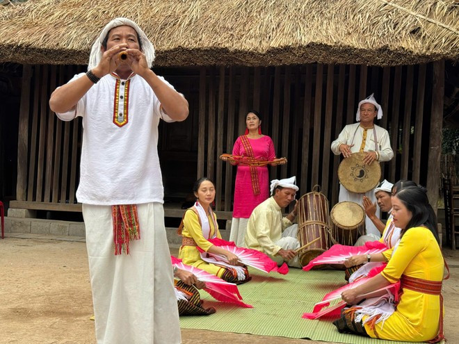 Cham people in the Bau Truc pottery village in the south central province of Ninh Thuan perform traditional music. (Photo: VietnamPlus) nhacham-namduong.jpg
