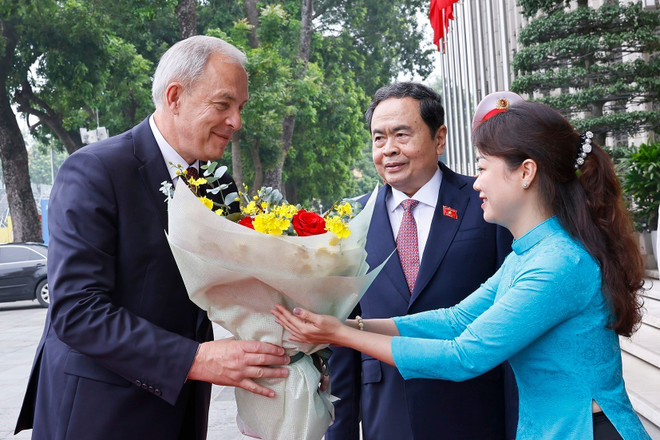 Chairman of the National Assembly Tran Thanh Man (C) welcomes Igor Sergeenko, Chairman of the House of Representatives of the NA of Belarus. (Photo: VNA)