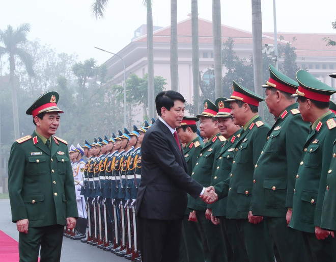 State President Luong Cuong and leaders of the Ministry of National Defence (Photo: VNA) vna-potal-chu-tich-nuoc-luong-cuong-lam-viec-voi-lanh-dao-bo-quoc-phong-7865669.jpg