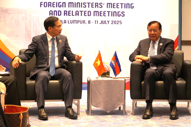 Deputy Prime Minister and Minister of Foreign Affairs Bui Thanh Son (left) holds a meeting with Cambodian Deputy Prime Minister and Minister of Foreign Affairs and International Cooperation Prak Sokhonn on July 8 (Photo: VNA) cambodia-deputy-pm.jpg