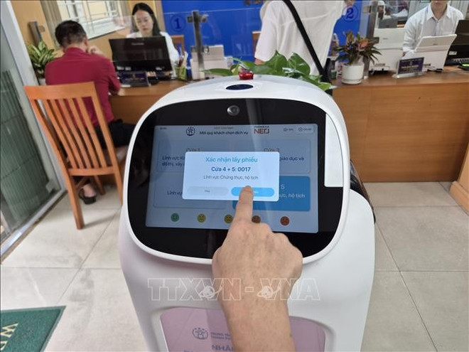 It's easy for people to use the robot. (Photo: VNA) hanhchinh-cong11.jpg